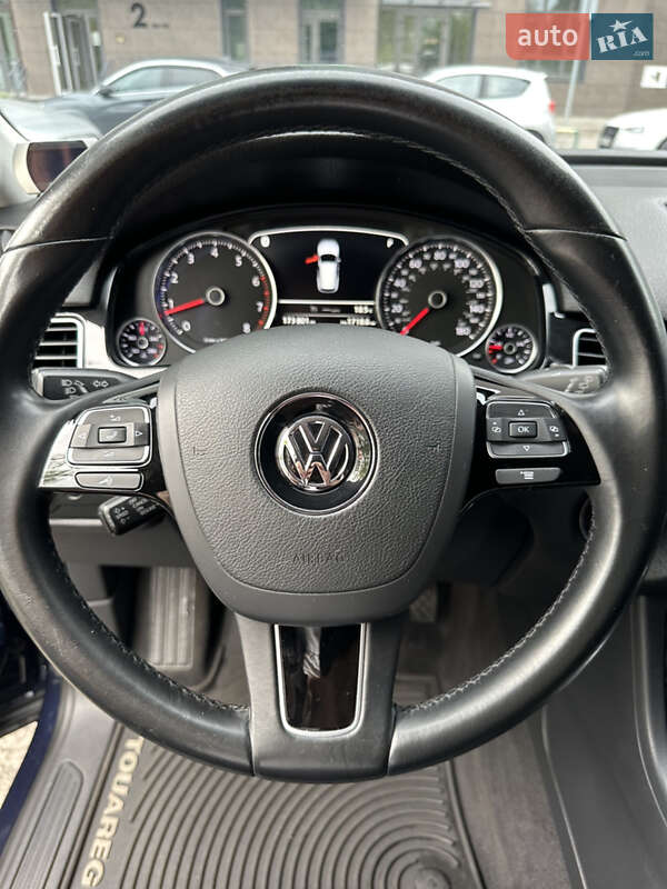 Внедорожник / Кроссовер Volkswagen Touareg 2013 в Киеве