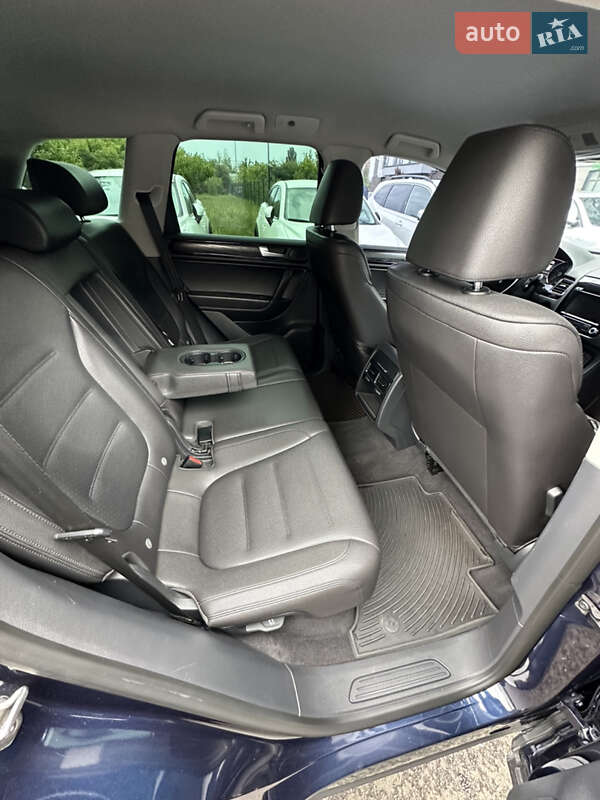Внедорожник / Кроссовер Volkswagen Touareg 2013 в Киеве