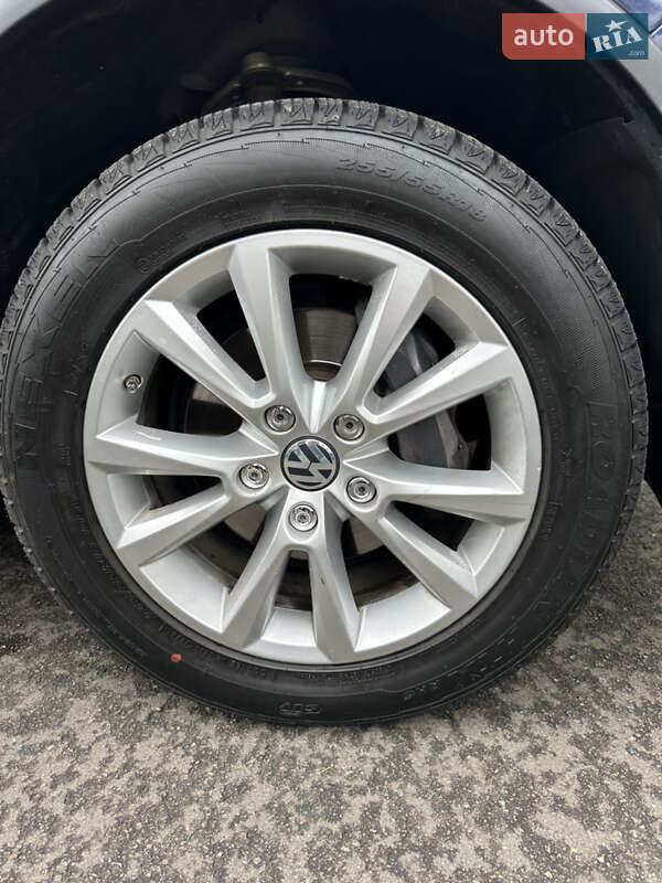 Внедорожник / Кроссовер Volkswagen Touareg 2013 в Киеве