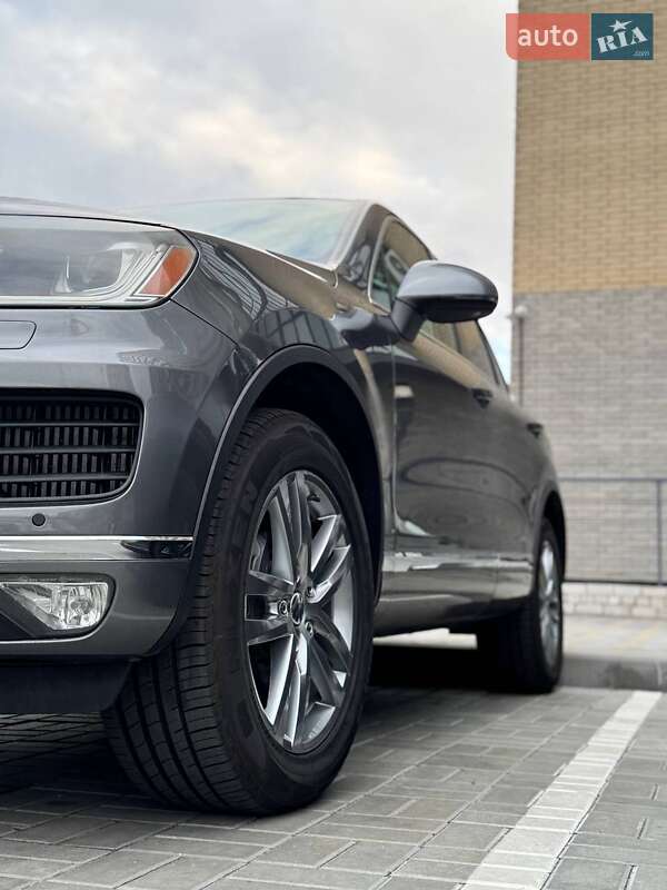 Внедорожник / Кроссовер Volkswagen Touareg 2015 в Смеле