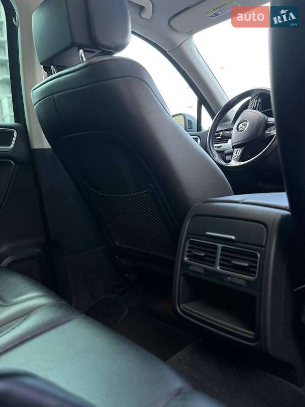 Внедорожник / Кроссовер Volkswagen Touareg 2015 в Смеле