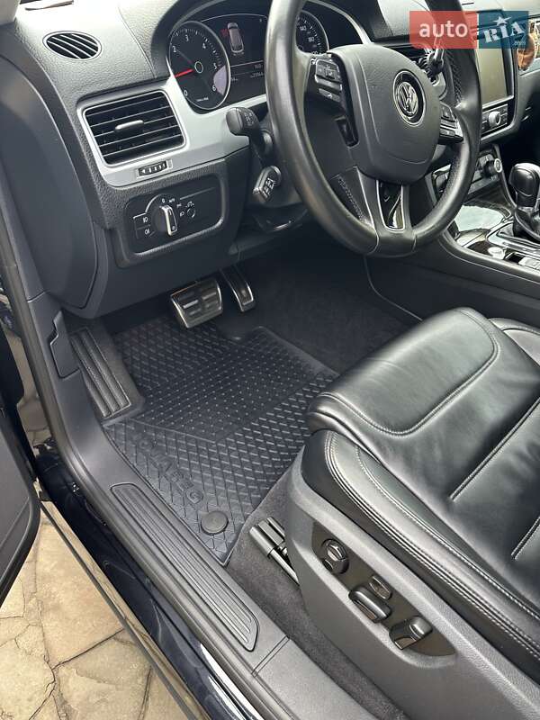Позашляховик / Кросовер Volkswagen Touareg 2017 в Києві
