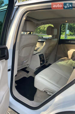 Внедорожник / Кроссовер Volkswagen Touareg 2013 в 