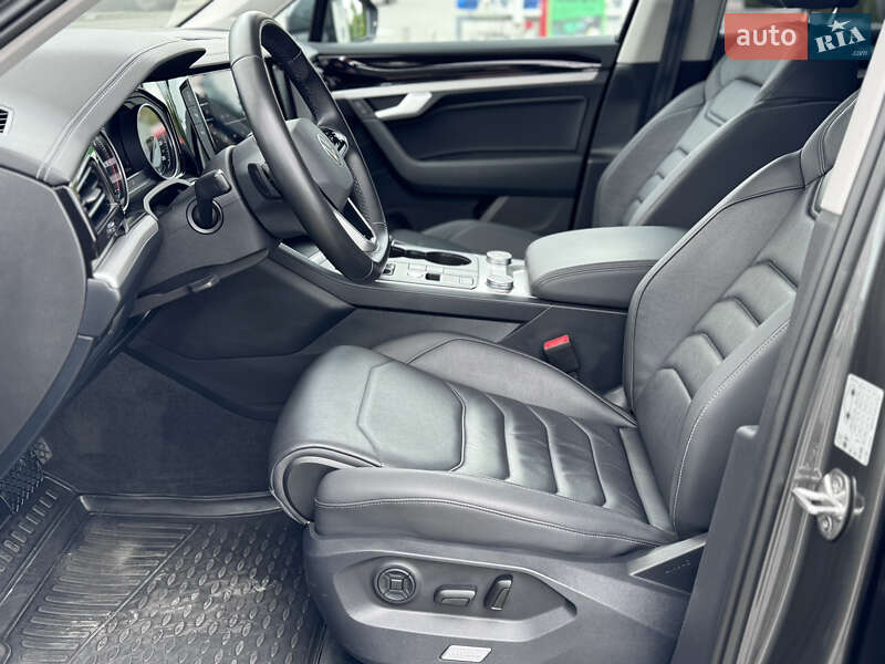 Позашляховик / Кросовер Volkswagen Touareg 2020 в Києві