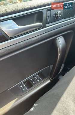 Позашляховик / Кросовер Volkswagen Touareg 2013 в 
