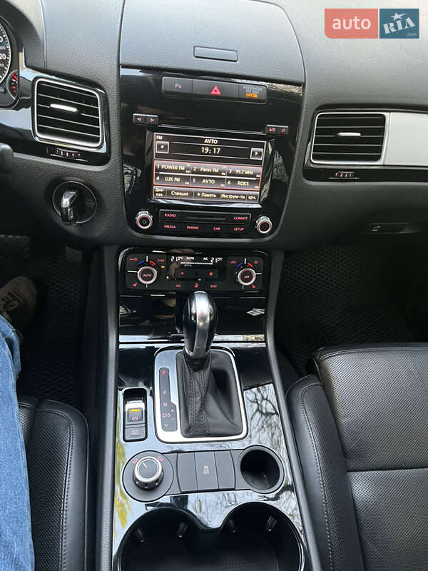 Позашляховик / Кросовер Volkswagen Touareg 2014 в Києві