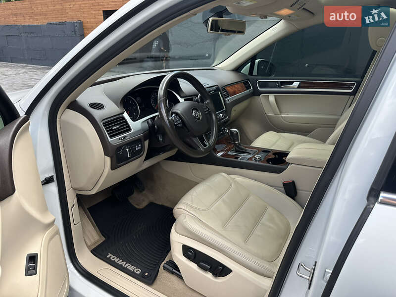 Позашляховик / Кросовер Volkswagen Touareg 2012 в Києві
