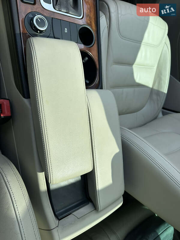 Позашляховик / Кросовер Volkswagen Touareg 2012 в Києві