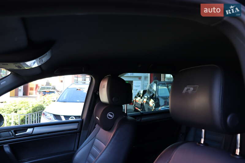 Внедорожник / Кроссовер Volkswagen Touareg 2013 в Львове