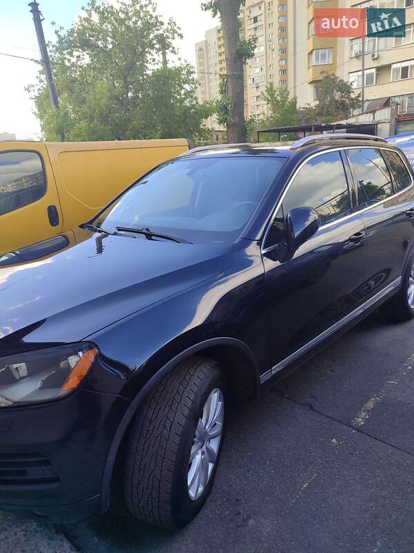 Внедорожник / Кроссовер Volkswagen Touareg 2011 в Киеве
