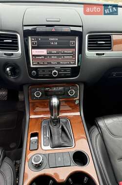 Внедорожник / Кроссовер Volkswagen Touareg 2011 в 
