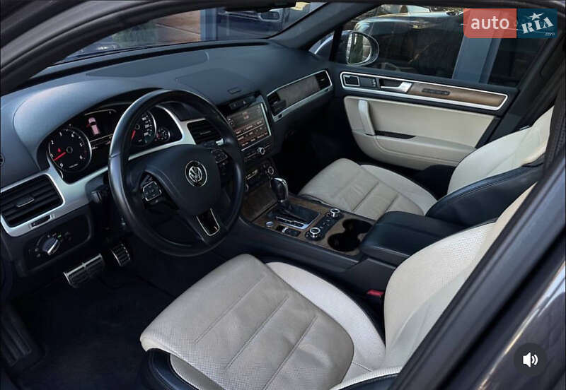 Внедорожник / Кроссовер Volkswagen Touareg 2011 в Ровно
