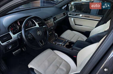 Позашляховик / Кросовер Volkswagen Touareg 2011 в 