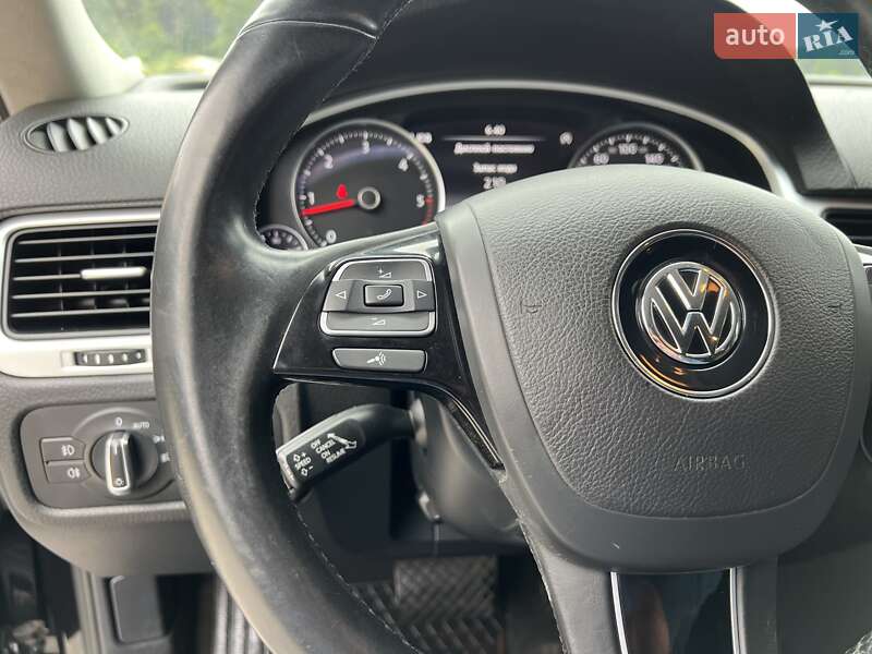 Внедорожник / Кроссовер Volkswagen Touareg 2011 в Радивилове