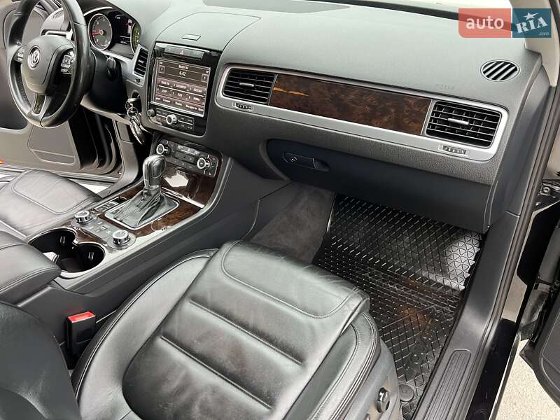 Внедорожник / Кроссовер Volkswagen Touareg 2011 в Радивилове