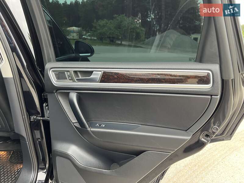 Внедорожник / Кроссовер Volkswagen Touareg 2011 в Радивилове