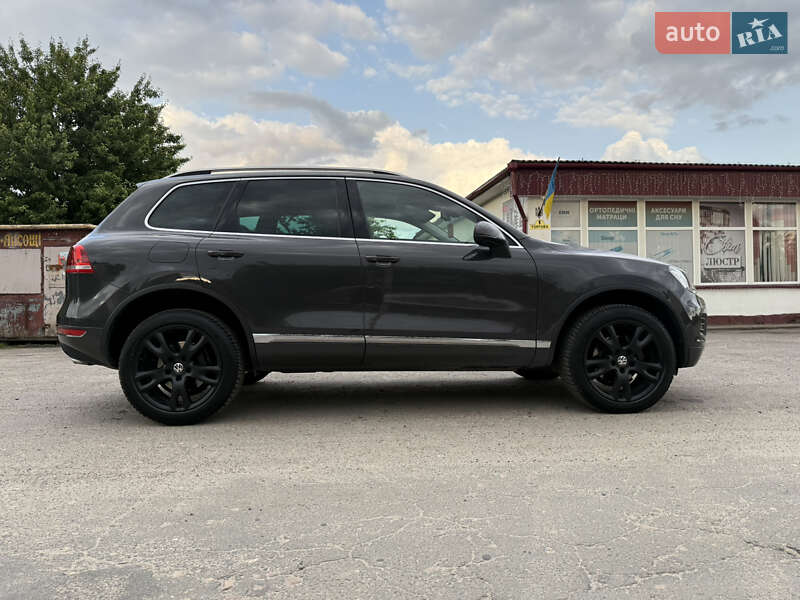Позашляховик / Кросовер Volkswagen Touareg 2012 в Камені-Каширському