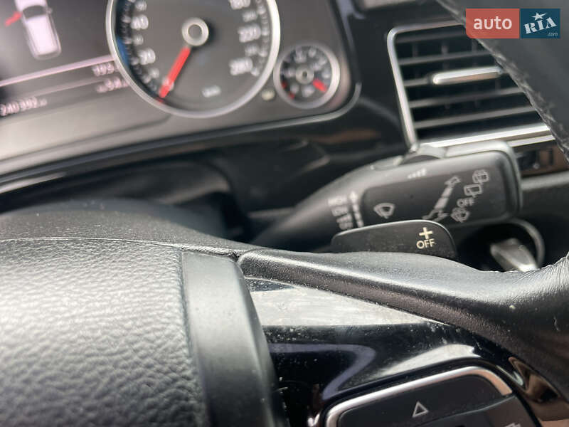 Внедорожник / Кроссовер Volkswagen Touareg 2012 в Львове