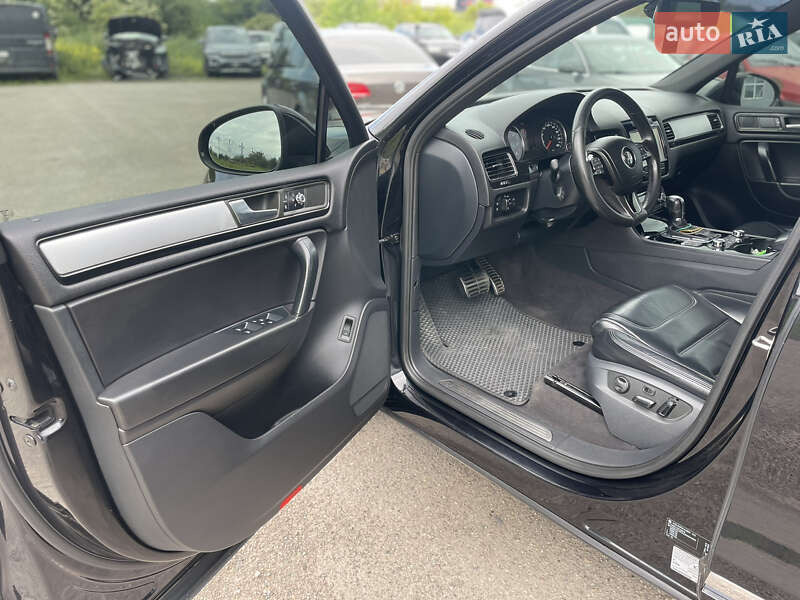 Внедорожник / Кроссовер Volkswagen Touareg 2012 в Львове