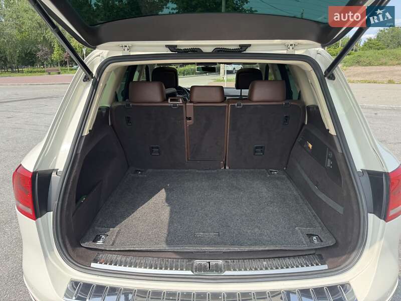 Позашляховик / Кросовер Volkswagen Touareg 2012 в Запоріжжі