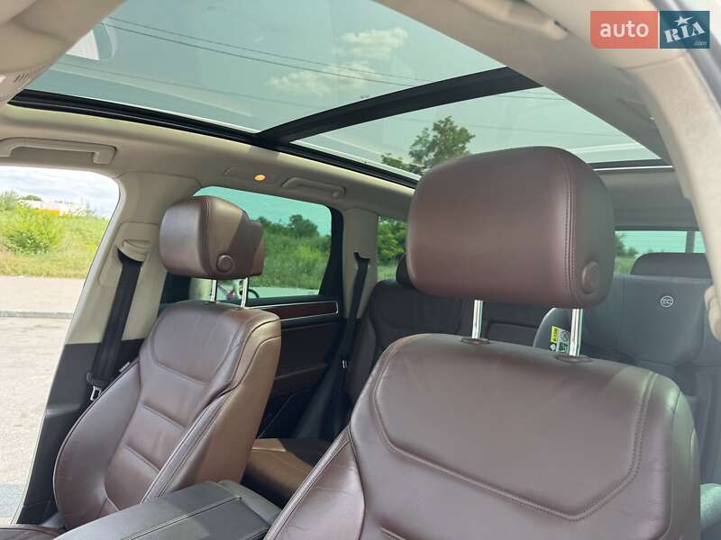 Позашляховик / Кросовер Volkswagen Touareg 2012 в Запоріжжі