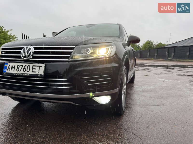 Позашляховик / Кросовер Volkswagen Touareg 2015 в Житомирі