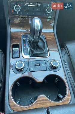 Внедорожник / Кроссовер Volkswagen Touareg 2011 в 