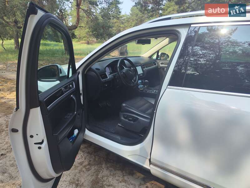 Внедорожник / Кроссовер Volkswagen Touareg 2014 в Днепре