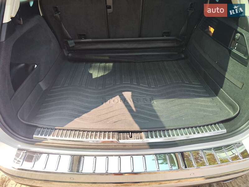 Внедорожник / Кроссовер Volkswagen Touareg 2014 в Днепре