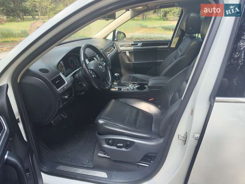 Внедорожник / Кроссовер Volkswagen Touareg 2014 в Днепре