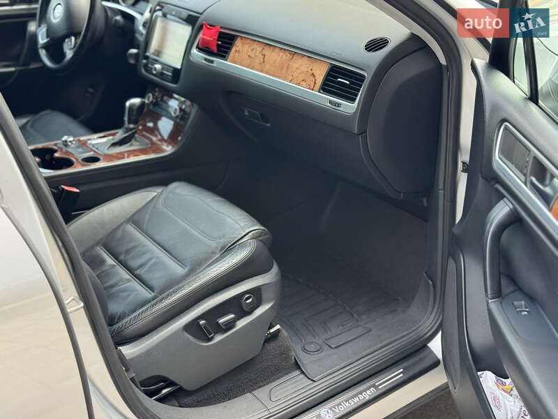 Внедорожник / Кроссовер Volkswagen Touareg 2010 в Чернигове