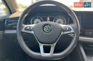 Внедорожник / Кроссовер Volkswagen Touareg 2018 в 