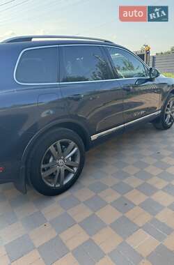 Позашляховик / Кросовер Volkswagen Touareg 2011 в 