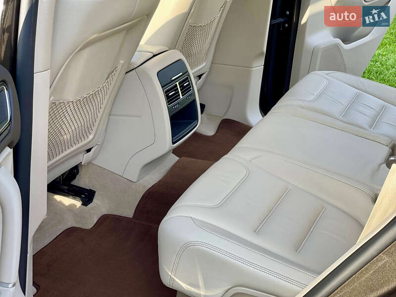 Позашляховик / Кросовер Volkswagen Touareg 2016 в Львові