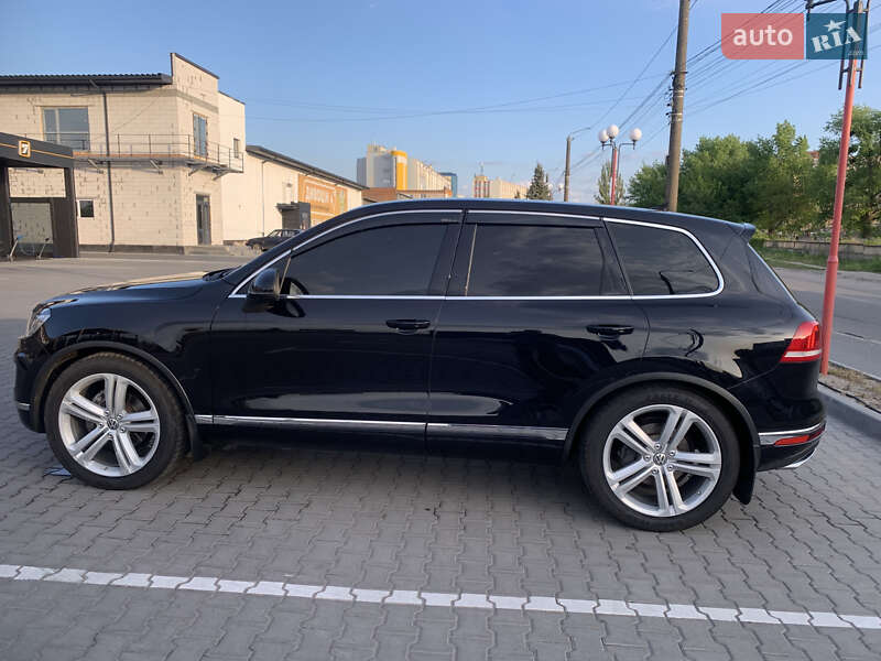 Внедорожник / Кроссовер Volkswagen Touareg 2015 в Виннице