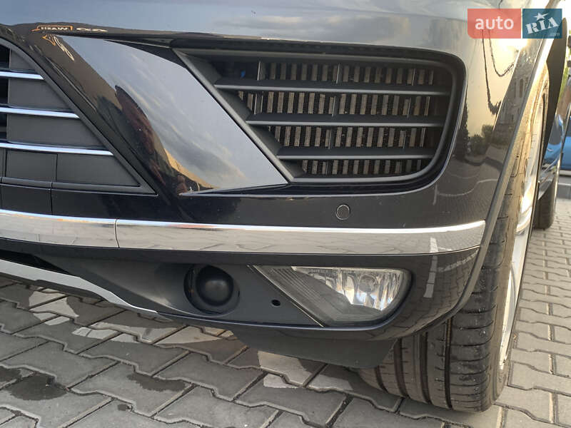 Внедорожник / Кроссовер Volkswagen Touareg 2015 в Виннице