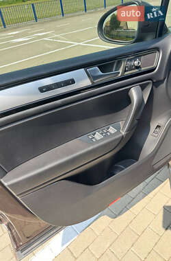 Внедорожник / Кроссовер Volkswagen Touareg 2010 в 