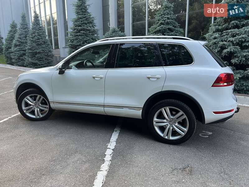 Внедорожник / Кроссовер Volkswagen Touareg 2014 в Киеве
