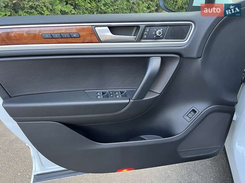 Внедорожник / Кроссовер Volkswagen Touareg 2014 в Киеве