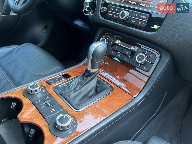 Внедорожник / Кроссовер Volkswagen Touareg 2014 в Киеве