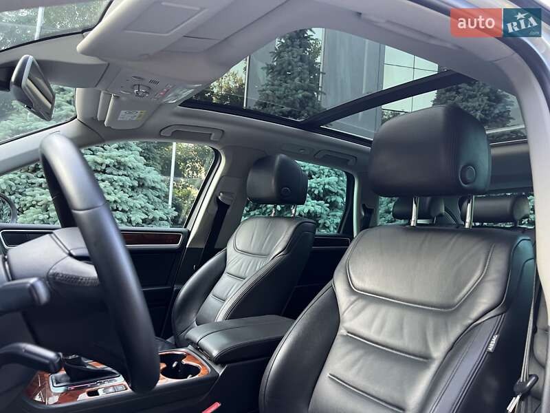 Внедорожник / Кроссовер Volkswagen Touareg 2014 в Киеве
