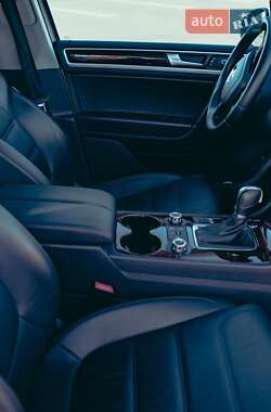 Внедорожник / Кроссовер Volkswagen Touareg 2013 в 