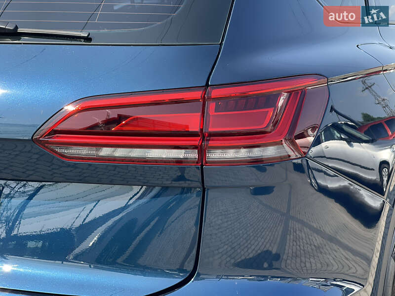 Позашляховик / Кросовер Volkswagen Touareg 2018 в Мукачевому
