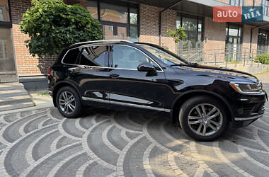 Внедорожник / Кроссовер Volkswagen Touareg 2015 в 