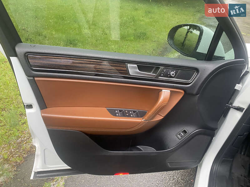 Позашляховик / Кросовер Volkswagen Touareg 2013 в Києві