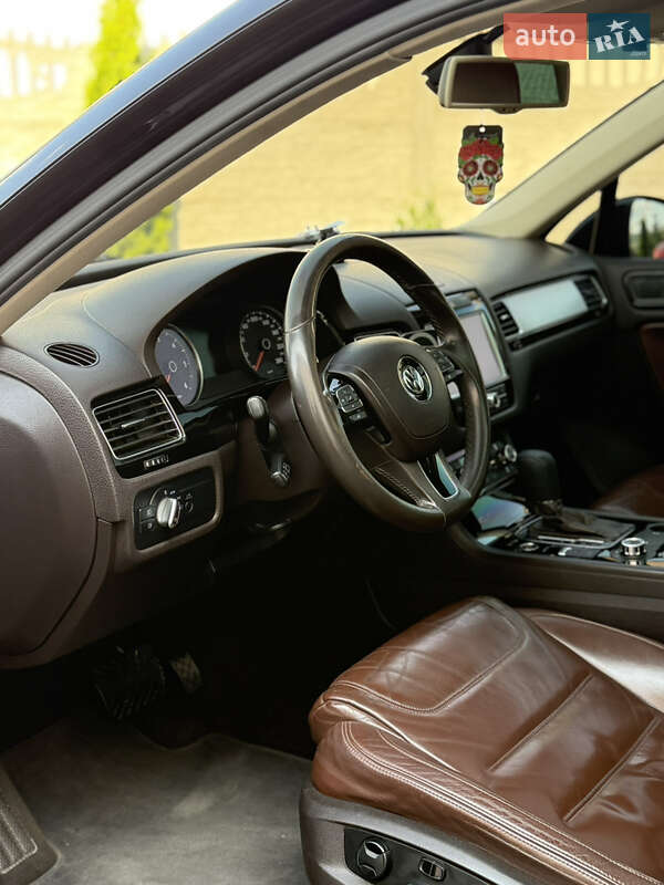 Внедорожник / Кроссовер Volkswagen Touareg 2011 в Золочеве