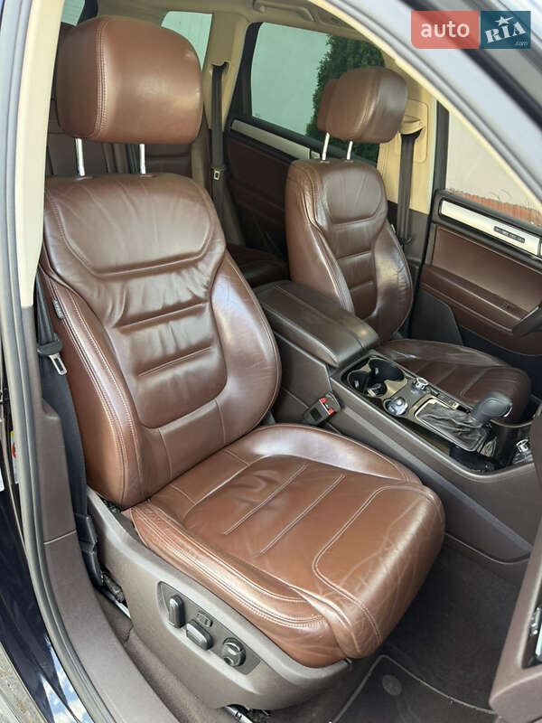 Внедорожник / Кроссовер Volkswagen Touareg 2011 в Золочеве