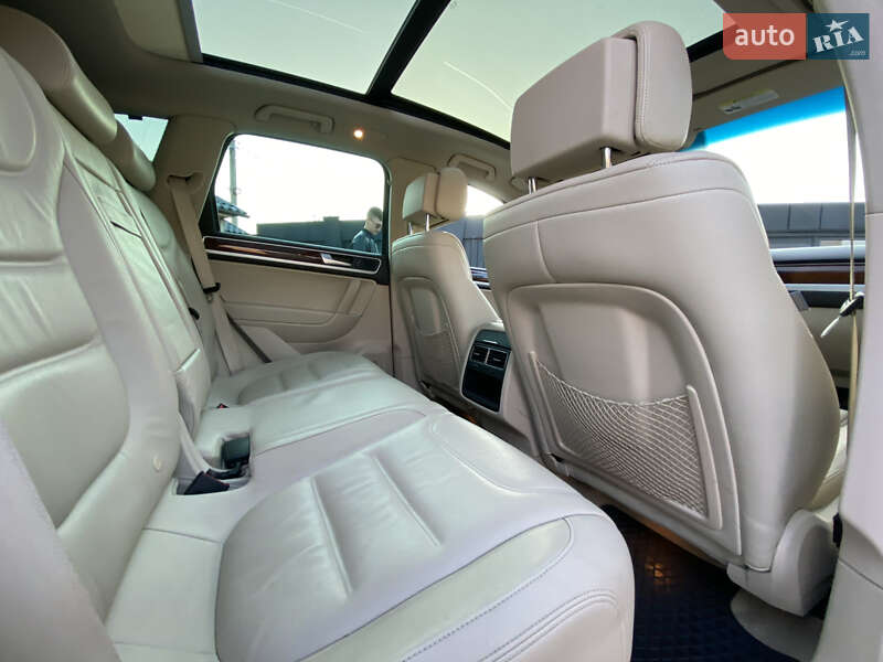 Внедорожник / Кроссовер Volkswagen Touareg 2014 в Виннице