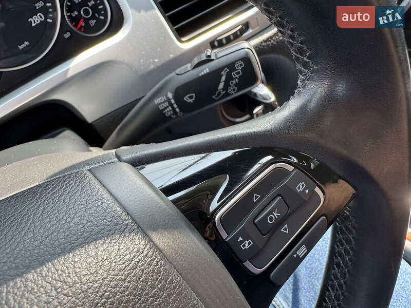 Позашляховик / Кросовер Volkswagen Touareg 2012 в Києві