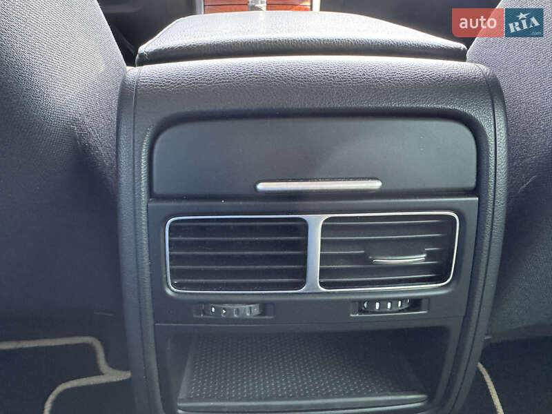 Позашляховик / Кросовер Volkswagen Touareg 2012 в Києві